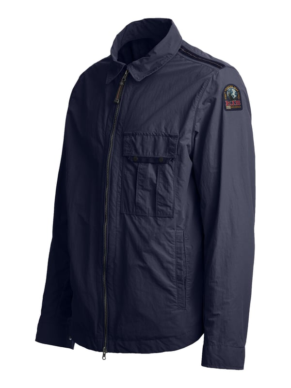 Dit jack combineert klassieke stijl en casual coolness perfect. De overhemdkraag geeft de look een tijdloze touch en kan op verschillende manieren worden gecombineerd. De tweewegritssluiting geeft je volledige bewegingsvrijheid, of je hem nu open of dicht draagt. Praktische zakken - aan de zijkant en op de borst - bieden ruimte voor al je essentials. Verstelbare mouwboorden met drukknopen zorgen voor de perfecte pasvorm, ongeacht het weer. De afgeronde zoom benadrukt de moderne maar ontspannen snit. Hoogwaardig materiaal en geraffineerde details zorgen voor langdurig comfort. De labelpatch op de bovenarm voegt een subtiel maar stijlvol merkaccent toe. Of het nu gaat om een citytrip of een wandeling in het park - met deze jas ben je altijd perfect uitgerust. Een echte allrounder voor het overgangsseizoen!