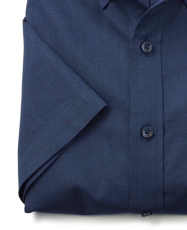 This short-sleeved shirt is cut from a cotton-linen blend fabric that's really light and breathable. Ideal for warm weather, it's cut for a comfortable fit and has classic details like a button-down collar and chest pocket. 55% linen / 45% cotton. Blending the cotton with linen gives a less crumpled look than pure linen. Generously proportioned classic fit. Split yoke, long tails, chest pocket. Floral trim in back neck. Single welt pocket on chest.