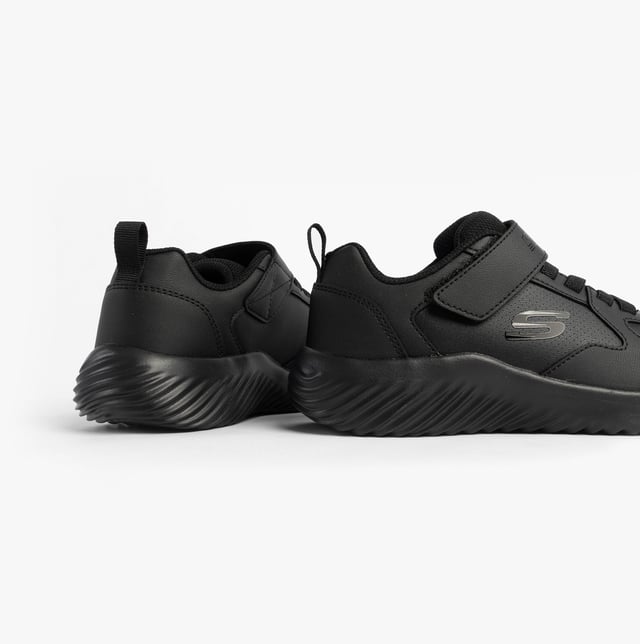 The boys' casual trainers feature a synthetic upper, textile lining, and rubber sole. Lightweight and comfortable with a low-top design, ideal for everyday wear
