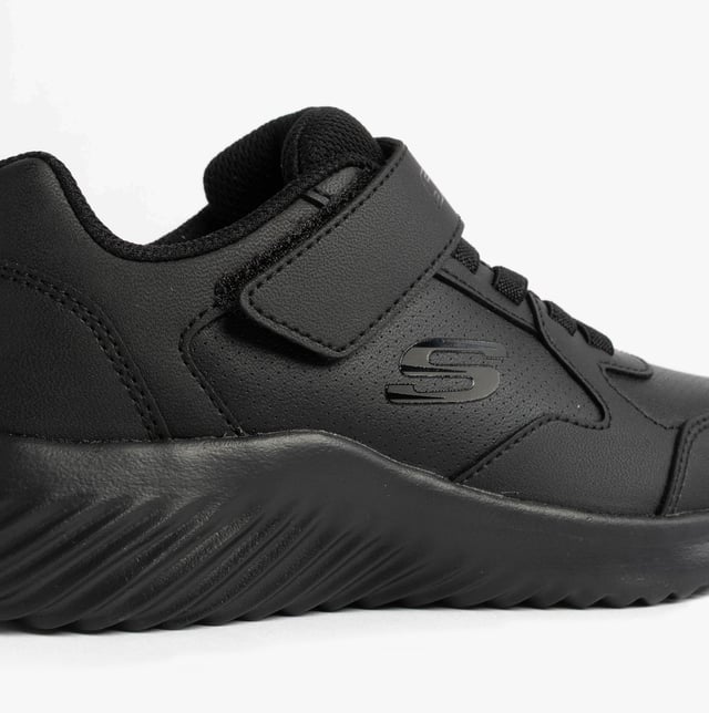The boys' casual trainers feature a synthetic upper, textile lining, and rubber sole. Lightweight and comfortable with a low-top design, ideal for everyday wear