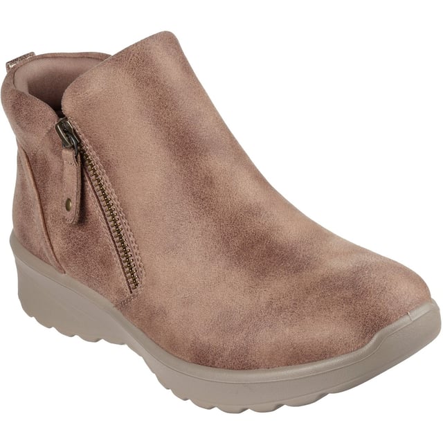 Stijlvolle looks en gezellige warme comfort komen samen in de Skechers Lovely Vibe Fall In Bloom. Deze enkellaars met rits heeft een microlederen bovenwerk en een gevoerde Skechers Air-Cooled Memory Foam inlegzool.