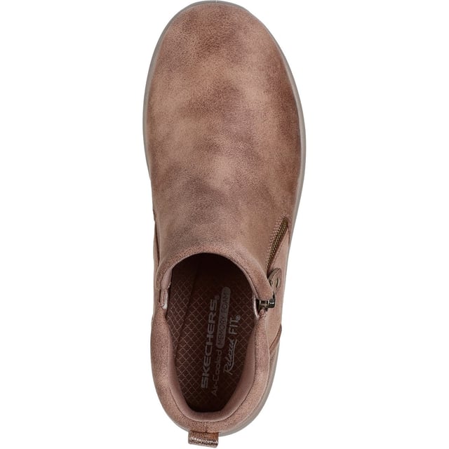 Stijlvolle looks en gezellige warme comfort komen samen in de Skechers Lovely Vibe Fall In Bloom. Deze enkellaars met rits heeft een microlederen bovenwerk en een gevoerde Skechers Air-Cooled Memory Foam inlegzool.