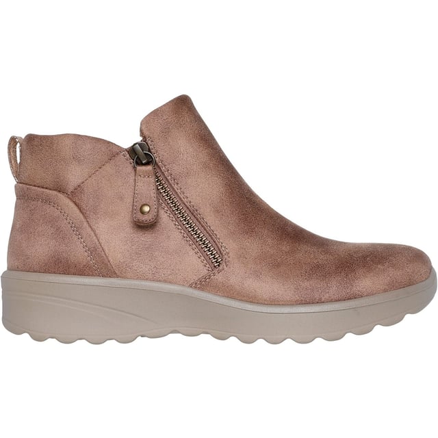 Stijlvolle looks en gezellige warme comfort komen samen in de Skechers Lovely Vibe Fall In Bloom. Deze enkellaars met rits heeft een microlederen bovenwerk en een gevoerde Skechers Air-Cooled Memory Foam inlegzool.