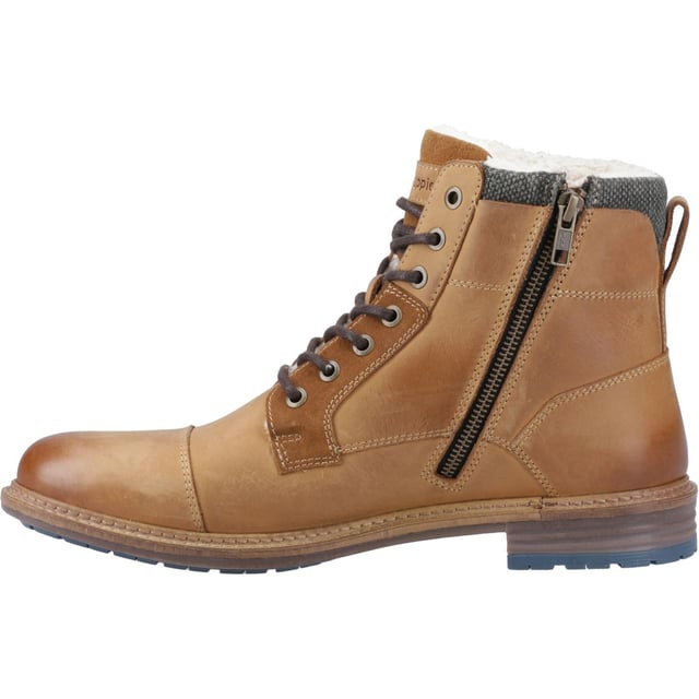 The Jordan Buckle Boot elevates Autumn/Winter style with premium leather, a padded textile collar, on-trend buckle detail, and cosy shearling lining. Finished with a soft padded insole and a tough outsole, walk more and worry less!