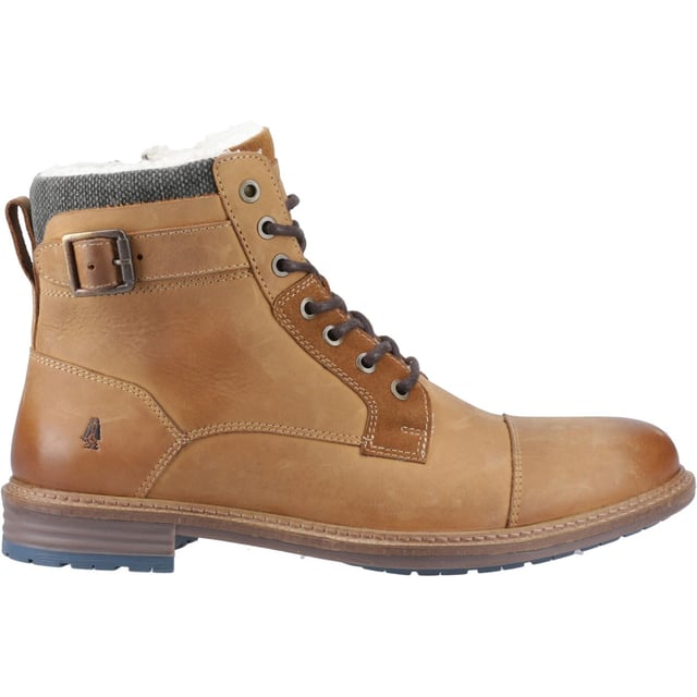The Jordan Buckle Boot elevates Autumn/Winter style with premium leather, a padded textile collar, on-trend buckle detail, and cosy shearling lining. Finished with a soft padded insole and a tough outsole, walk more and worry less!