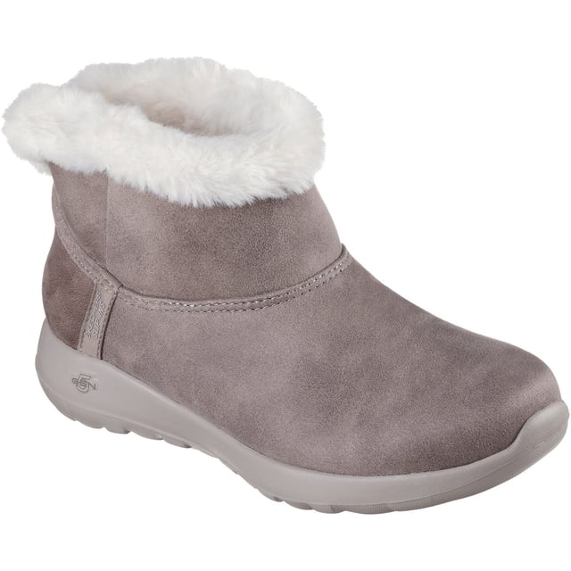 Skechers On-the-GO Joy Cozy Dream Damen Winter Stiefeletten aus dunklem Taupe aus Polyester Erleben Sie eine ganz neue Art, Ihre Stiefel mit dem On-the-GO Joy Cozy Dream anzuziehen. Dieser lässige Kälteschuh verfügt über eine Air-Cooled Memory Foam Innensohle und unser innovatives Skechers Hands Free Slip-ins geformtes Fersenpaneel.