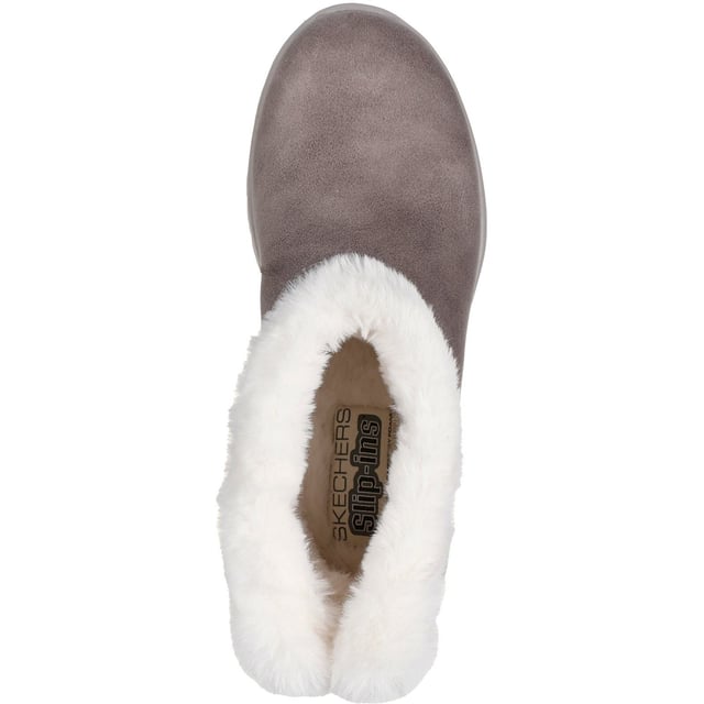 Skechers On-the-GO Joy Cozy Dream Damen Winter Stiefeletten aus dunklem Taupe aus Polyester Erleben Sie eine ganz neue Art, Ihre Stiefel mit dem On-the-GO Joy Cozy Dream anzuziehen. Dieser lässige Kälteschuh verfügt über eine Air-Cooled Memory Foam Innensohle und unser innovatives Skechers Hands Free Slip-ins geformtes Fersenpaneel.