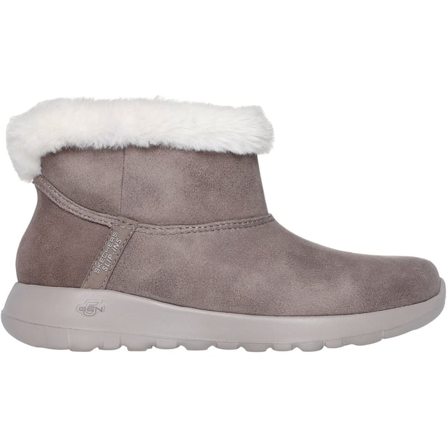 Skechers On-the-GO Joy Cozy Dream Damen Winter Stiefeletten aus dunklem Taupe aus Polyester Erleben Sie eine ganz neue Art, Ihre Stiefel mit dem On-the-GO Joy Cozy Dream anzuziehen. Dieser lässige Kälteschuh verfügt über eine Air-Cooled Memory Foam Innensohle und unser innovatives Skechers Hands Free Slip-ins geformtes Fersenpaneel.