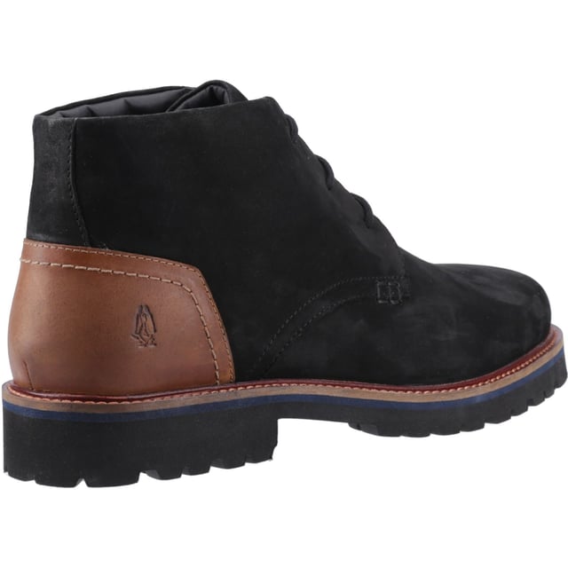 De Moore Boot combineert tijdloze chukka-stijl met modern comfort. Gemaakt van zacht nubuckleer met een leren hielcounter, gevoerde binnenzool en lichtgewicht Zero G-technologie, is het de perfecte chukka boot voor het winterseizoen.