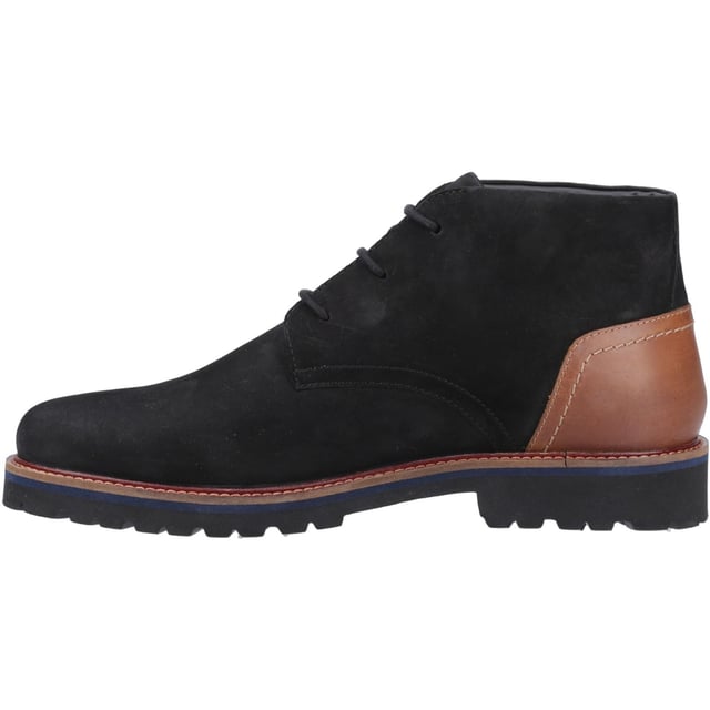 De Moore Boot combineert tijdloze chukka-stijl met modern comfort. Gemaakt van zacht nubuckleer met een leren hielcounter, gevoerde binnenzool en lichtgewicht Zero G-technologie, is het de perfecte chukka boot voor het winterseizoen.