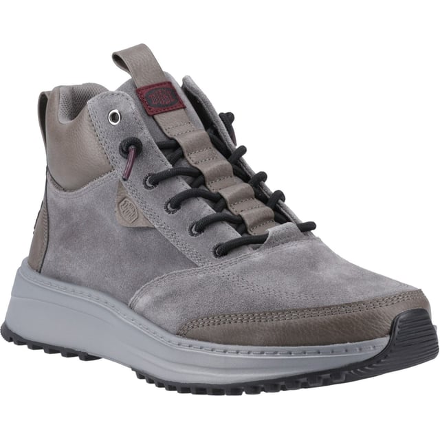 Robuust als een boot, met de soepelheid en het gemak van een instap-schoen. Gemaakt van faux suede en een stevige, slipvaste rubberen buitenzool, is de Tahoe stevig en gripvast genoeg voor op de paden, maar heeft ook de casual verfijning die je nodig hebt voor het park.