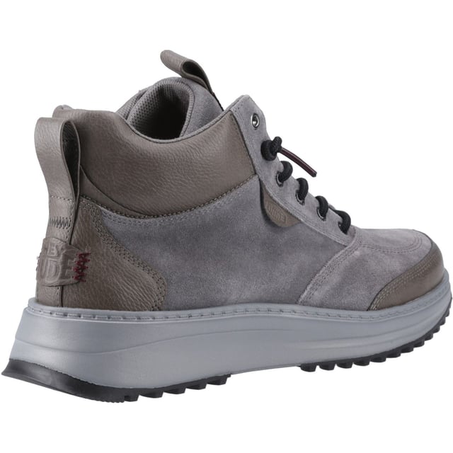 Robuust als een boot, met de soepelheid en het gemak van een instap-schoen. Gemaakt van faux suede en een stevige, slipvaste rubberen buitenzool, is de Tahoe stevig en gripvast genoeg voor op de paden, maar heeft ook de casual verfijning die je nodig hebt voor het park.