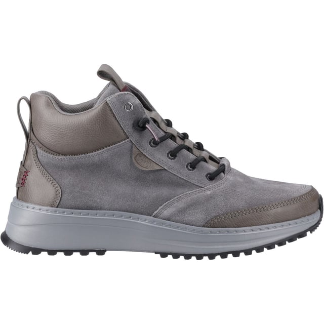 Robuust als een boot, met de soepelheid en het gemak van een instap-schoen. Gemaakt van faux suede en een stevige, slipvaste rubberen buitenzool, is de Tahoe stevig en gripvast genoeg voor op de paden, maar heeft ook de casual verfijning die je nodig hebt voor het park.