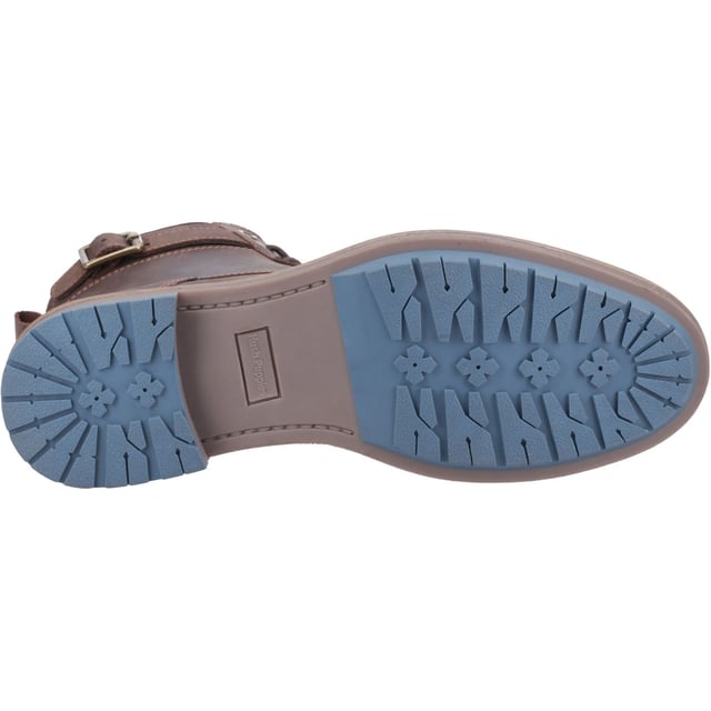 De Jordan Buckle Boot tilt de herfst/winterstijl naar een hoger niveau met premium leer, een gewatteerde textielen kraag, trendy gespdetails en een gezellige schapenvacht voering. Afgewerkt met een zachte gewatteerde inlegzool en een stevige buitenzool, loop meer en maak je minder zorgen!