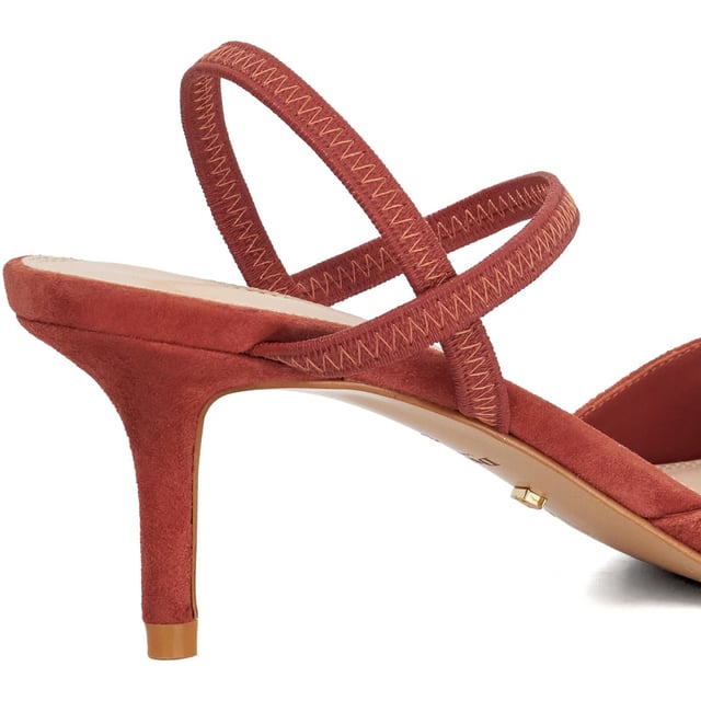 Dune Classical Leather Women's Coral Shoes Revamp your occasion edit with our Classical courts. This design is certain to become the focal point of your ensembles. Detailed with an elasticated slingback for a comfortable fit, this point-toed silhouette will refresh your looks in an instant.