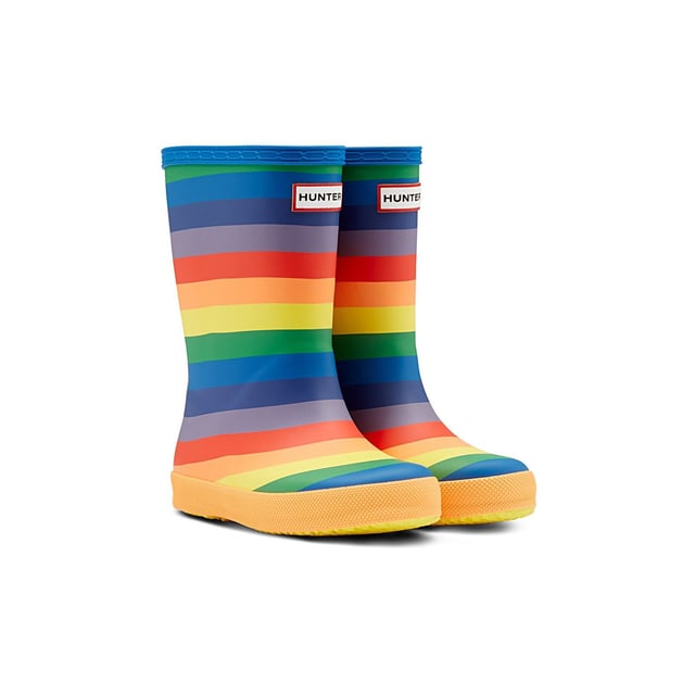 Featuring a vibrant and fun rainbow design,  this kids boot is perfect for puddle splashing. Handcrafted from natural rubber, a flat sole and rounded toe gives little feet room to move and the soft recycled polyester lining ensures complete comfort.