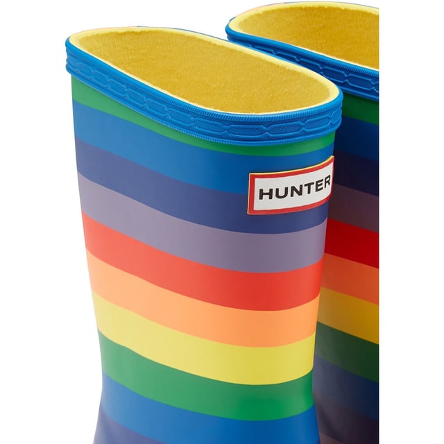 Featuring a vibrant and fun rainbow design,  this kids boot is perfect for puddle splashing. Handcrafted from natural rubber, a flat sole and rounded toe gives little feet room to move and the soft recycled polyester lining ensures complete comfort.