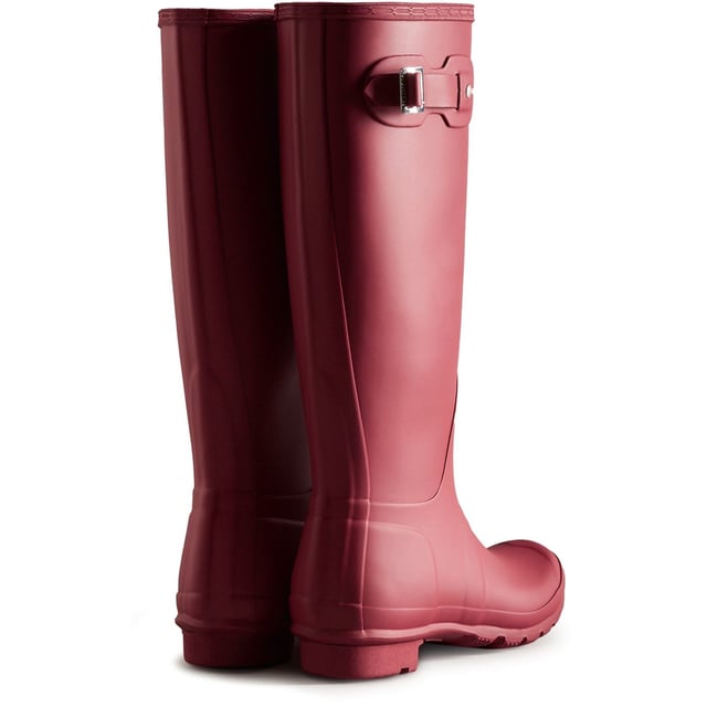 Der Damen-Wellingtonstiefel steht seit seiner Einführung im Mittelpunkt der Hunter Original-Marke. Mit dem Hunter Original-Profil und einem bequemen Innenfutter aus Polyester ist dieser klassische, matte schwarze wasserdichte Stiefel eine Notwendigkeit für regnerische Tage.
