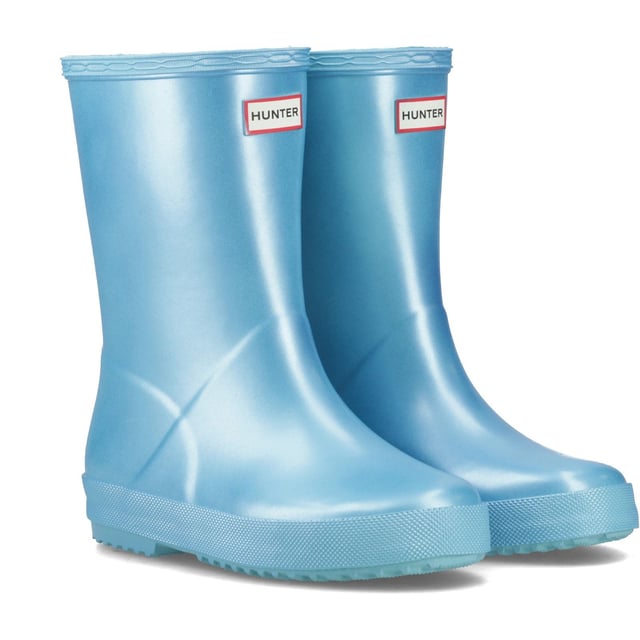 Handcrafted using a unique process exclusive to Hunter, the shimmering Kids First Nebula Boot is perfect for puddle splashing. A flat sole and rounded toe gives little feet room to move and the soft cotton lining ensures complete comfort.