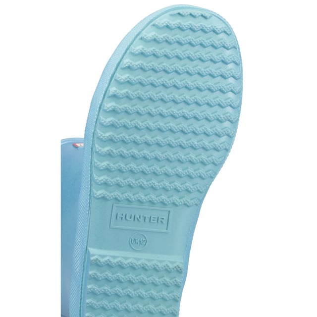 Handcrafted using a unique process exclusive to Hunter, the shimmering Kids First Nebula Boot is perfect for puddle splashing. A flat sole and rounded toe gives little feet room to move and the soft cotton lining ensures complete comfort.