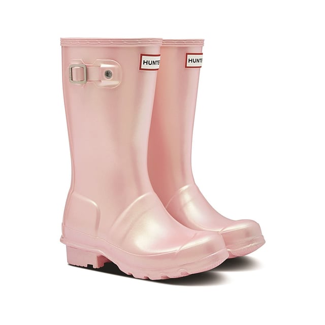 This specialised kid's welly features a vulcanised natural rubber construction highly resistant to wear and abrasion. The Hunter Original tread and a comfy polyester lining, you can let your little explorers take on the elements whatever the weather.