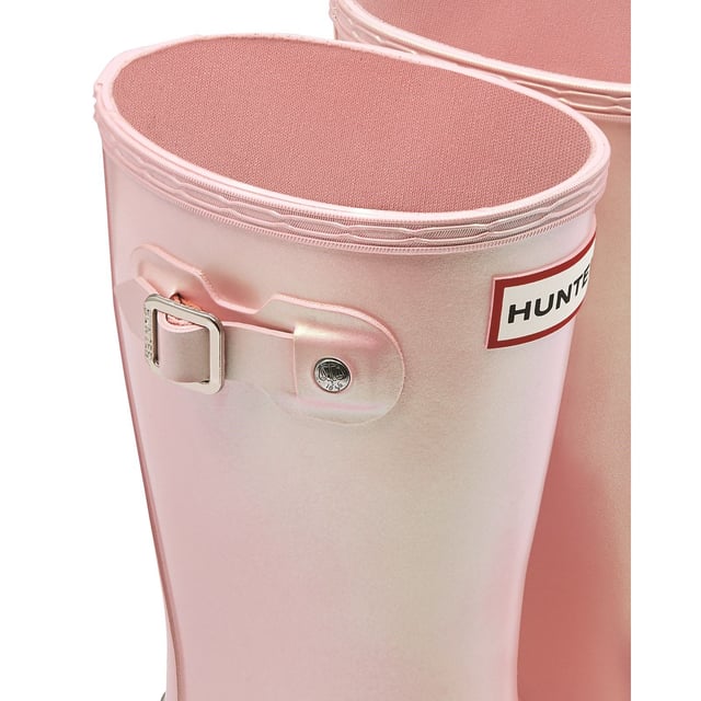 This specialised kid's welly features a vulcanised natural rubber construction highly resistant to wear and abrasion. The Hunter Original tread and a comfy polyester lining, you can let your little explorers take on the elements whatever the weather.