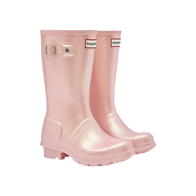 This specialised kid's welly features a vulcanised natural rubber construction highly resistant to wear and abrasion. The Hunter Original tread and a comfy polyester lining, you can let your little explorers take on the elements whatever the weather.