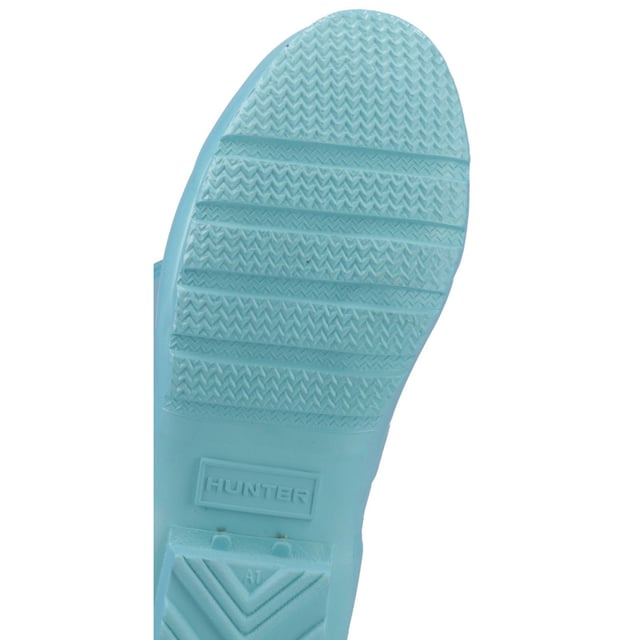 This specialised kid's welly features a vulcanised natural rubber construction highly resistant to wear and abrasion. The Hunter Original tread and a comfy polyester lining, you can let your little explorers take on the elements whatever the weather.