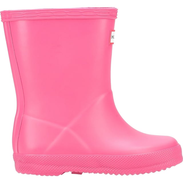 The Kids First Classic Rain Boot is perfect for puddle splashing. Handcrafted from natural rubber, a flat sole and rounded toe gives little feet room to move and the updated 100% recycled polyester lining ensures comfort for every adventure.