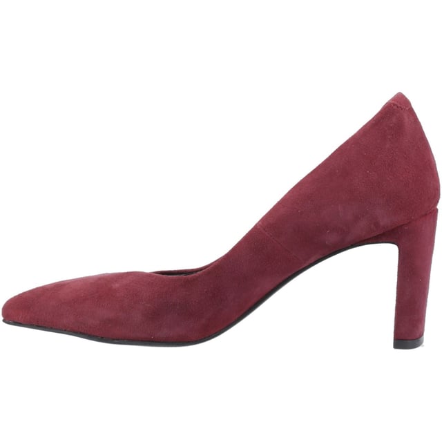 Der Olivia ist ein zarter, einfacher Court-Style mit einem hochwertigen Wildleder-Obermaterial und einer Memory-Foam-Innensohle, die perfekte Wahl für jeden Anlass.