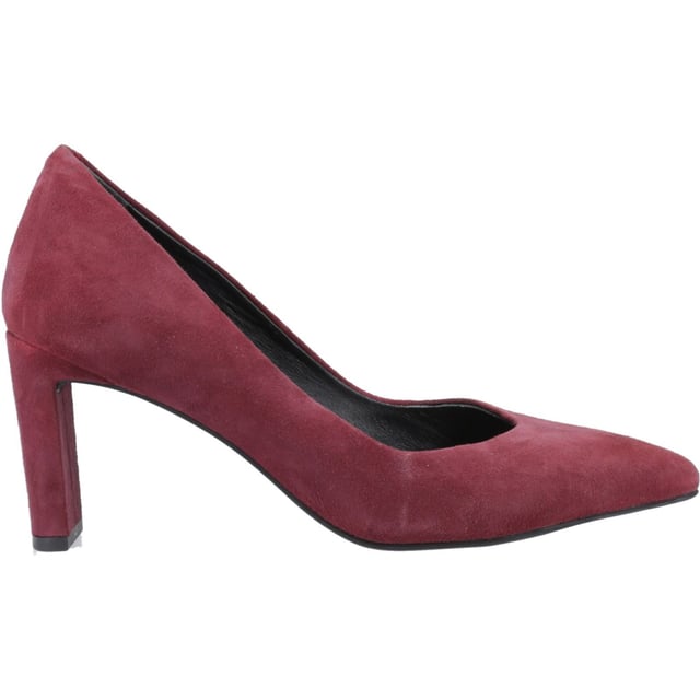 Der Olivia ist ein zarter, einfacher Court-Style mit einem hochwertigen Wildleder-Obermaterial und einer Memory-Foam-Innensohle, die perfekte Wahl für jeden Anlass.