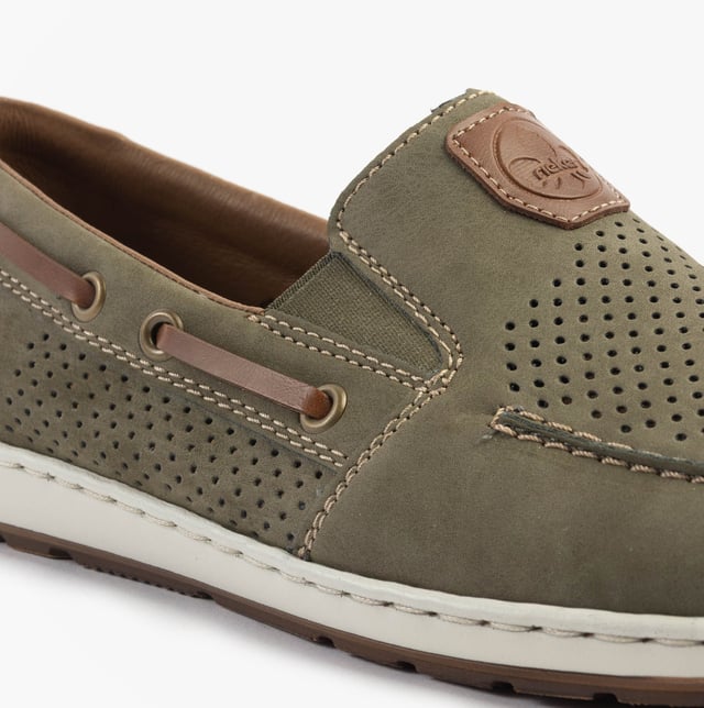 These men's slip-on boat shoes feature a synthetic upper, breathable leather/synthetic lining, and a RIRICON sole, offering comfort and a round toe for casual wear