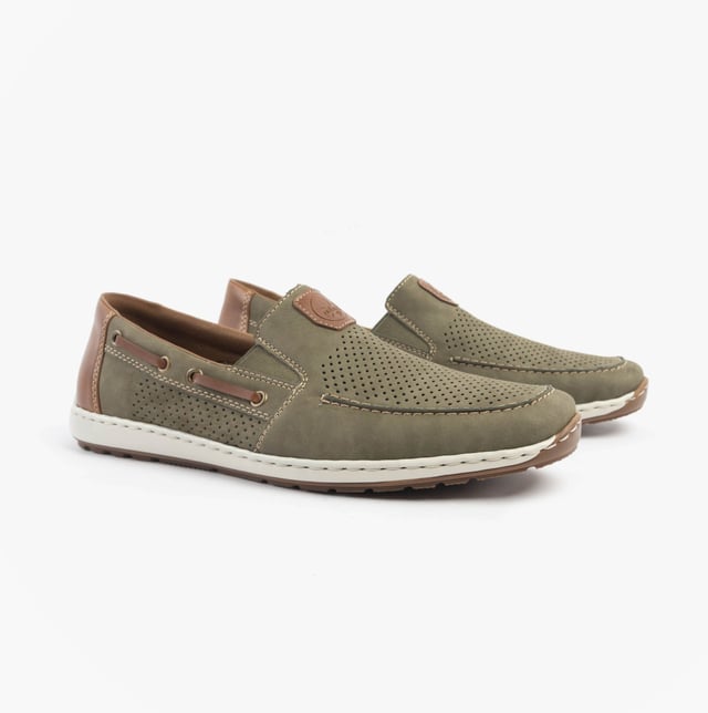 These men's slip-on boat shoes feature a synthetic upper, breathable leather/synthetic lining, and a RIRICON sole, offering comfort and a round toe for casual wear