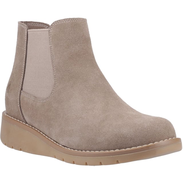 Hush Puppies Leonie Wildleder Damen Taupe Flache Chelsea-Stiefel Der Leonie Boot vereint Stil und Komfort – ein echtes Wildleder-Chelsea-Stiefelette mit einem gemütlichen Fleece-Innenfutter, einer Memory-Schaum-Einlegesohle und WorryFree wasserabweisendem Schutz. Weit mehr als nur gemütlich und mühelos schick.