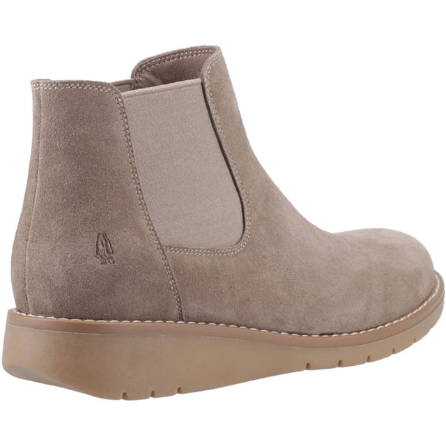 Hush Puppies Leonie Wildleder Damen Taupe Flache Chelsea-Stiefel Der Leonie Boot vereint Stil und Komfort – ein echtes Wildleder-Chelsea-Stiefelette mit einem gemütlichen Fleece-Innenfutter, einer Memory-Schaum-Einlegesohle und WorryFree wasserabweisendem Schutz. Weit mehr als nur gemütlich und mühelos schick.