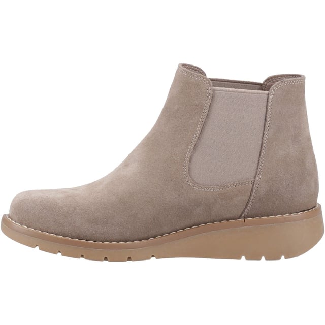 Hush Puppies Leonie Wildleder Damen Taupe Flache Chelsea-Stiefel Der Leonie Boot vereint Stil und Komfort – ein echtes Wildleder-Chelsea-Stiefelette mit einem gemütlichen Fleece-Innenfutter, einer Memory-Schaum-Einlegesohle und WorryFree wasserabweisendem Schutz. Weit mehr als nur gemütlich und mühelos schick.