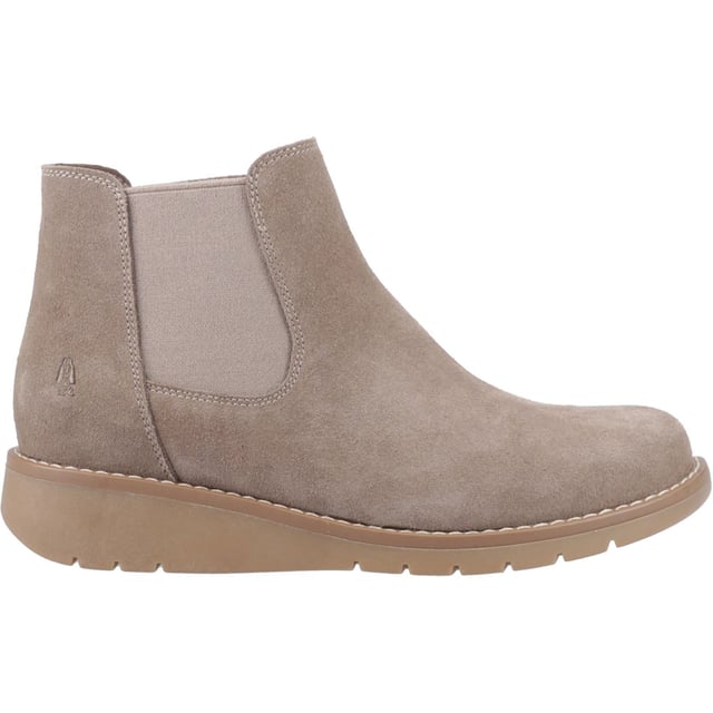 Hush Puppies Leonie Wildleder Damen Taupe Flache Chelsea-Stiefel Der Leonie Boot vereint Stil und Komfort – ein echtes Wildleder-Chelsea-Stiefelette mit einem gemütlichen Fleece-Innenfutter, einer Memory-Schaum-Einlegesohle und WorryFree wasserabweisendem Schutz. Weit mehr als nur gemütlich und mühelos schick.