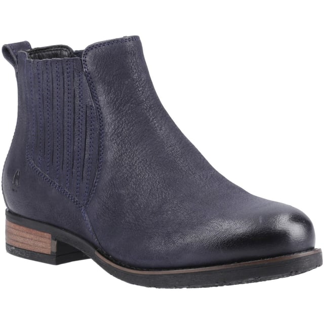 Klassischer Chelsea-Boot-Stil; Der Edith-Boot bietet den ganzen Tag über tragekomfort durch seine gepolsterte Komfort-Memory-Schaum-Leder-Sohle und eine Schlaufe an der Rückseite für ein einfaches An- und Ausziehen. Ausgestattet mit einem hochwertigen Leder-Obermaterial und zusätzlichen doppelten elastischen Einsätzen.