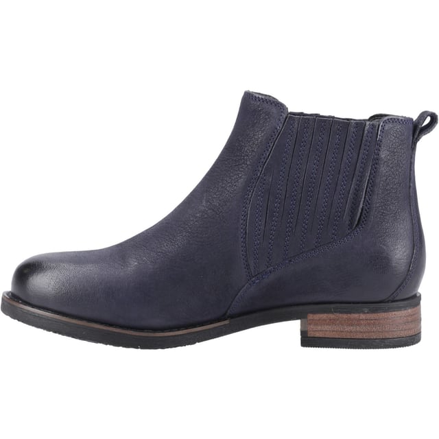 Klassischer Chelsea-Boot-Stil; Der Edith-Boot bietet den ganzen Tag über tragekomfort durch seine gepolsterte Komfort-Memory-Schaum-Leder-Sohle und eine Schlaufe an der Rückseite für ein einfaches An- und Ausziehen. Ausgestattet mit einem hochwertigen Leder-Obermaterial und zusätzlichen doppelten elastischen Einsätzen.