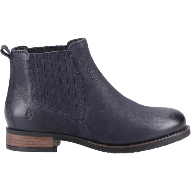 Klassischer Chelsea-Boot-Stil; Der Edith-Boot bietet den ganzen Tag über tragekomfort durch seine gepolsterte Komfort-Memory-Schaum-Leder-Sohle und eine Schlaufe an der Rückseite für ein einfaches An- und Ausziehen. Ausgestattet mit einem hochwertigen Leder-Obermaterial und zusätzlichen doppelten elastischen Einsätzen.