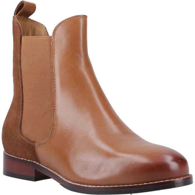 Hush Puppies Colette Leder Damen Tan Flache Chelsea-Stiefel Jetzt auch in Überweite erhältlich! Eine großartige, trendige Wahl für den Alltag, aber mit dem klassischen Chelsea-Boot-Stil. In unserem Colette-Boot bleiben Sie dank des bequemen Textilinliners und des komfortablen Innenfutters aus Memory-Schaum den ganzen Tag über bequem.