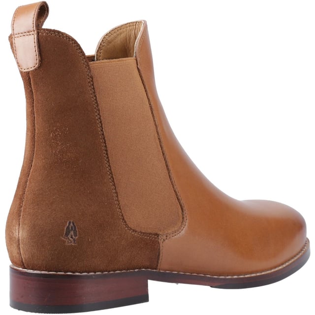 Hush Puppies Colette Leder Damen Tan Flache Chelsea-Stiefel Jetzt auch in Überweite erhältlich! Eine großartige, trendige Wahl für den Alltag, aber mit dem klassischen Chelsea-Boot-Stil. In unserem Colette-Boot bleiben Sie dank des bequemen Textilinliners und des komfortablen Innenfutters aus Memory-Schaum den ganzen Tag über bequem.