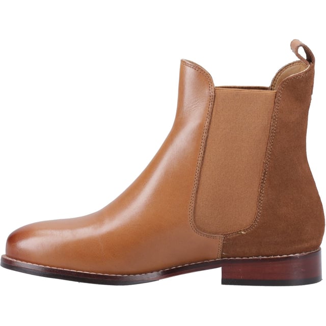 Hush Puppies Colette Leder Damen Tan Flache Chelsea-Stiefel Jetzt auch in Überweite erhältlich! Eine großartige, trendige Wahl für den Alltag, aber mit dem klassischen Chelsea-Boot-Stil. In unserem Colette-Boot bleiben Sie dank des bequemen Textilinliners und des komfortablen Innenfutters aus Memory-Schaum den ganzen Tag über bequem.