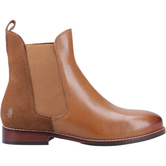 Hush Puppies Colette Leder Damen Tan Flache Chelsea-Stiefel Jetzt auch in Überweite erhältlich! Eine großartige, trendige Wahl für den Alltag, aber mit dem klassischen Chelsea-Boot-Stil. In unserem Colette-Boot bleiben Sie dank des bequemen Textilinliners und des komfortablen Innenfutters aus Memory-Schaum den ganzen Tag über bequem.