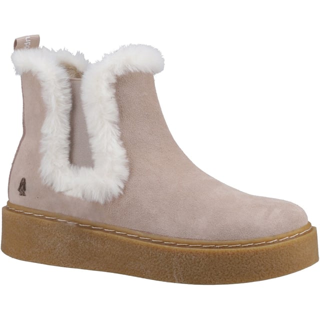 Hush Puppies Bella Suède Dames Nude Platte Chelsea Laarzen De Bella is een schattige en gezellige winter chelsea boot met een plateauzool, fleece voering voor warmte en een memory foam binnenzool voor dagelijks comfort