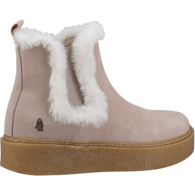 Hush Puppies Bella Suède Dames Nude Platte Chelsea Laarzen De Bella is een schattige en gezellige winter chelsea boot met een plateauzool, fleece voering voor warmte en een memory foam binnenzool voor dagelijks comfort