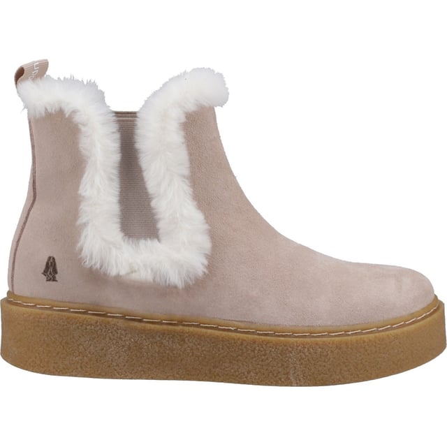 Hush Puppies Bella Suède Dames Nude Platte Chelsea Laarzen De Bella is een schattige en gezellige winter chelsea boot met een plateauzool, fleece voering voor warmte en een memory foam binnenzool voor dagelijks comfort