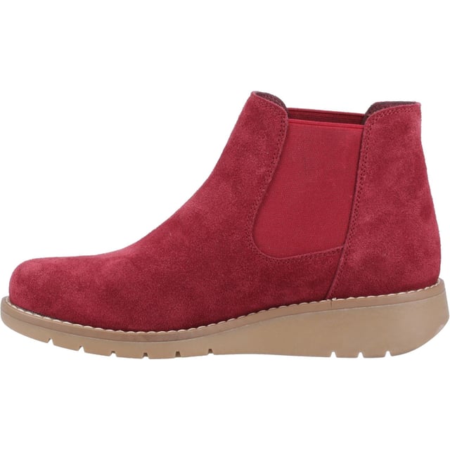Hush Puppies Leonie Suede Women's Burgundy Flat Chelsea Boots Bringing style and comfort together with the Leonie Boot - a real suede chelsea ankle boot featuring a cosy fleece lining, memory foam insole, and WorryFree water repellent protection. Seriously cosy and effortlessly chic.