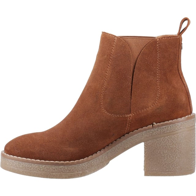 Hush Puppies Felicia Suede Women's Tan Heeled Chelsea Boots Say hello to effortless style with the Felicia Boot! Crafted from real suede, this ankle boot boasts a cosy fleece lining, block heel, and WorryFree water repellent protection - perfect for all-day wear. Walk more and worry less in style.