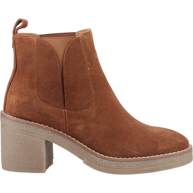 Hush Puppies Felicia Suede Women's Tan Heeled Chelsea Boots Say hello to effortless style with the Felicia Boot! Crafted from real suede, this ankle boot boasts a cosy fleece lining, block heel, and WorryFree water repellent protection - perfect for all-day wear. Walk more and worry less in style.